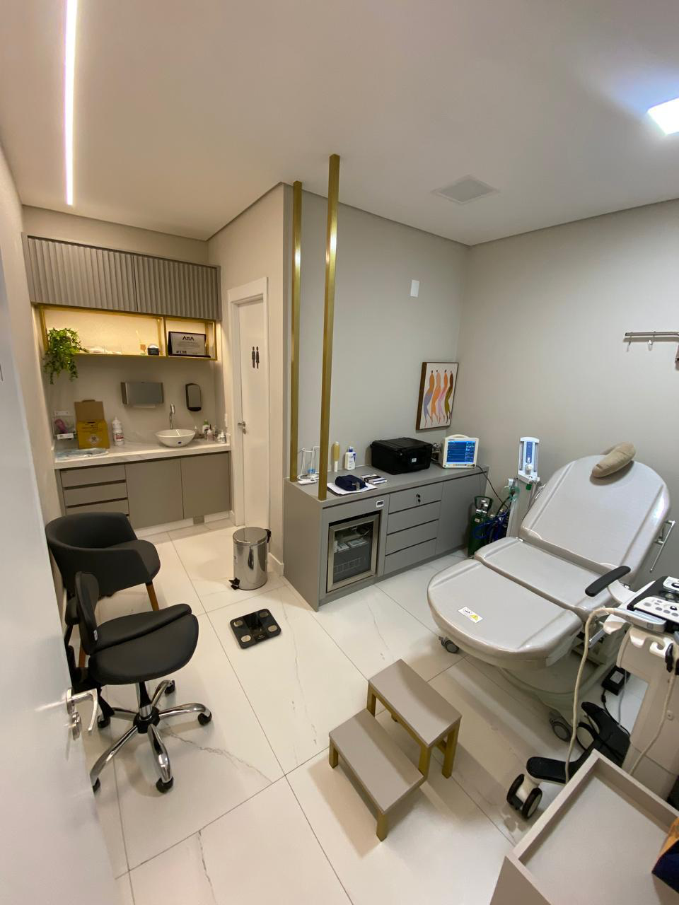 Sala clínica acolhedora preparada para sessões de tratamento com cetamina